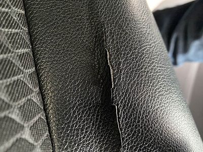 Craquelures siège cuir
