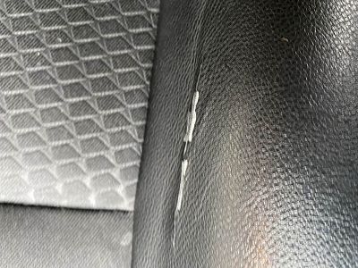 Craquelures siège cuir