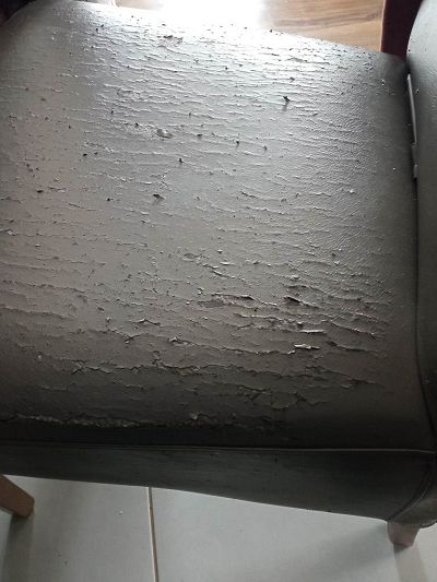 Sièges simili cuir qui pèlent