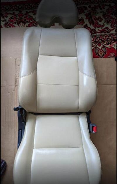 Kit rénovation cuir beige sièges avant voiture âgés de 22 ans