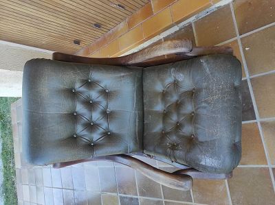Rénovation fauteuil en cuir très abîmé