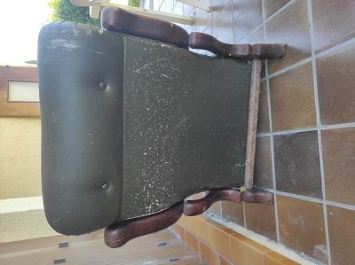 Rénovation fauteuil en cuir très abîmé