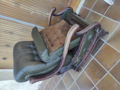 Rénovation fauteuil en cuir très abîmé