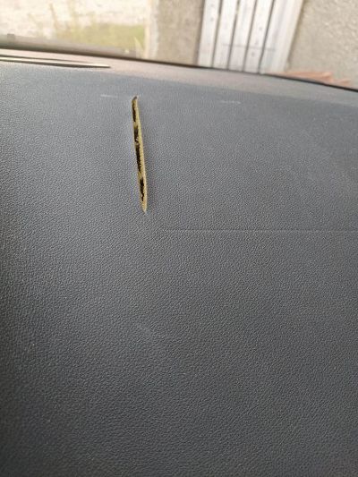 Tableau de bord déchiré que faire