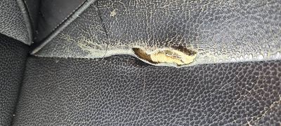 Cuir déchiré à un endroit sollicité