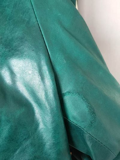 Veste en cuir éraflée