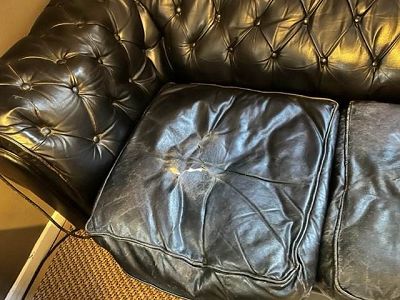 Chesterfield , coussins usés griffés et déchirés