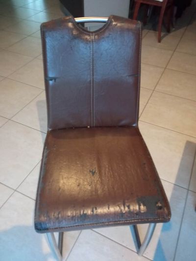 Restauration de chaises forme cantilever