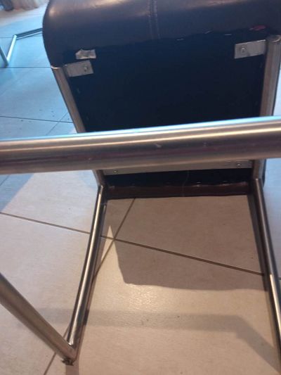 Restauration de chaises forme cantilever