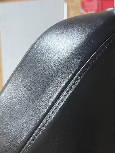 Cuir collant après pigmentation