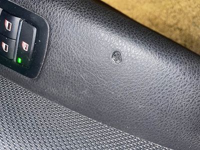 Trou cigarette sur cuir garniture portière