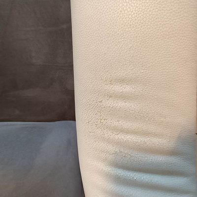 accoudoir cuir blanc canapé qui se craquelle