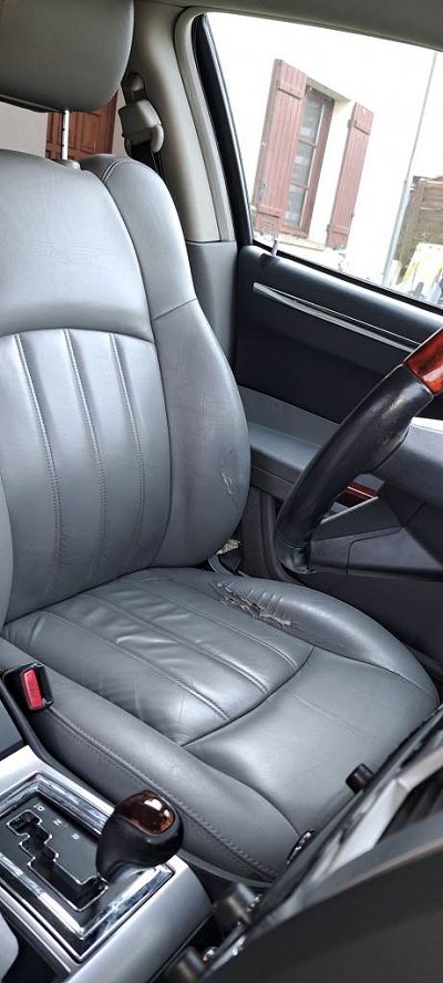 Rénovation d'un siège cuir  sur  Chrysler 300c  3l Touring CRD 218cv