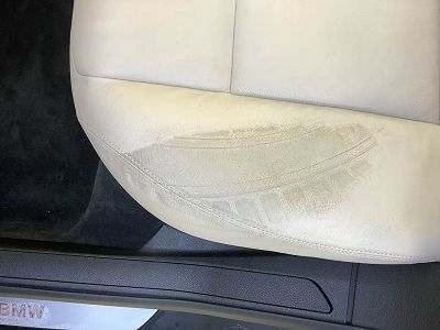 Tache sur siège cuir automobile bmw 750