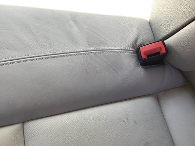 Tache sur siège cuir automobile bmw 750