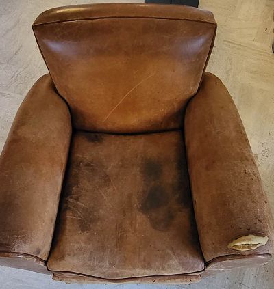 Rénovation et réparation déchirure cuir sur un fauteuil club