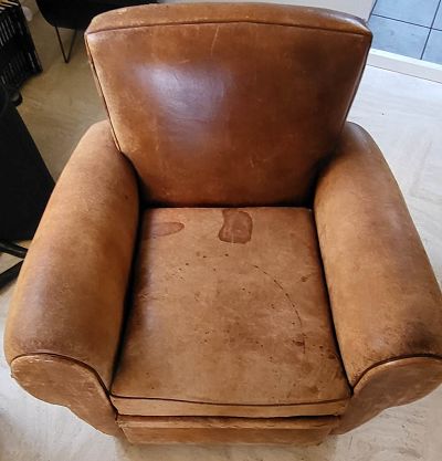 Rénovation et réparation déchirure cuir sur un fauteuil club