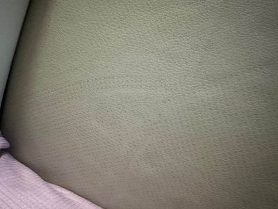 transfert de couleur des alèses de protection sur mon canapé en cuir