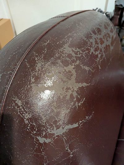 Fauteuil club abîmé