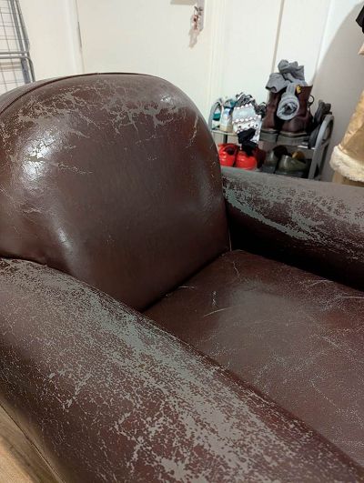 Fauteuil club abîmé