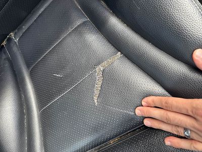 Déchirure cuir siège conducteur