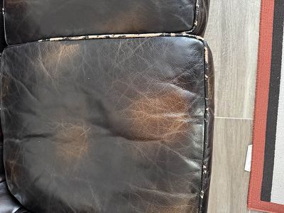 Canapé cuir : tour coussins déchiré