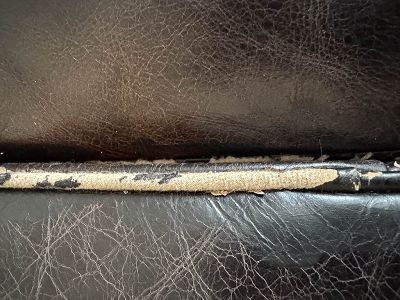 Canapé cuir : tour coussins déchiré