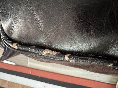 Canapé cuir : tour coussins déchiré