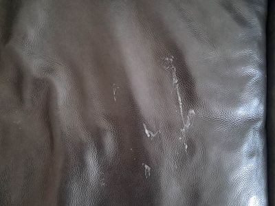 Tâches sur canapé et fauteuil en cuir