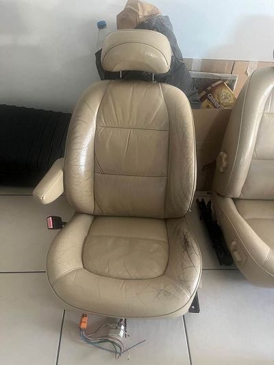 Recherche teinte pour cuir 406 phase 1 berline de 1996