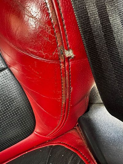 Couleur cuir rouge jaguar XE