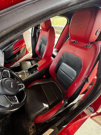Couleur cuir rouge jaguar XE