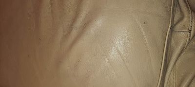 Éraflures canapé cuir blanc