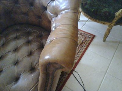 Rénovation fauteuil en cuir abimé