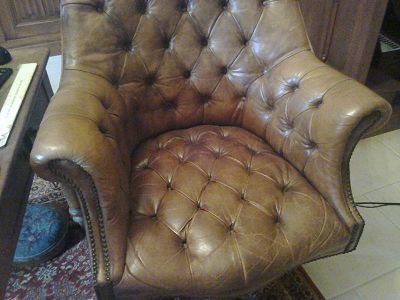 Rénovation fauteuil en cuir abimé