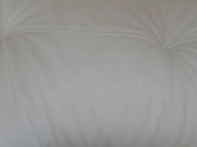 doute un sur un canapé en cuir ou simili cuir