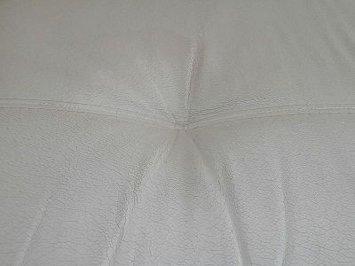 doute un sur un canapé en cuir ou simili cuir