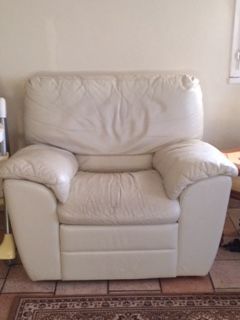 Réparer fauteuil en cuir couleur crème