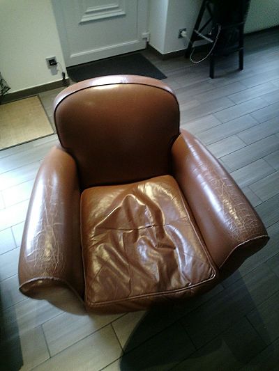 restaurer et reteinter deux fauteuils club marrons en noir