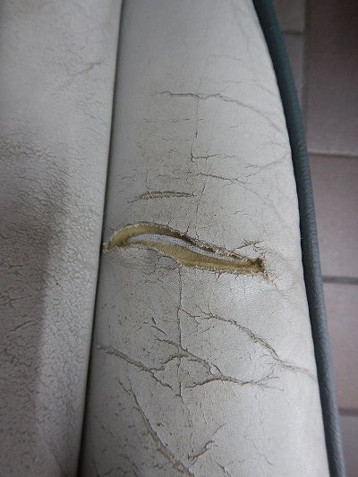 Déchirure sur un siege de Nissan Figaro