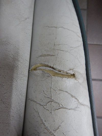 Déchirure sur un siege de Nissan Figaro