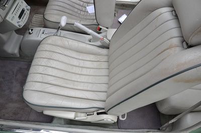 Déchirure sur un siege de Nissan Figaro